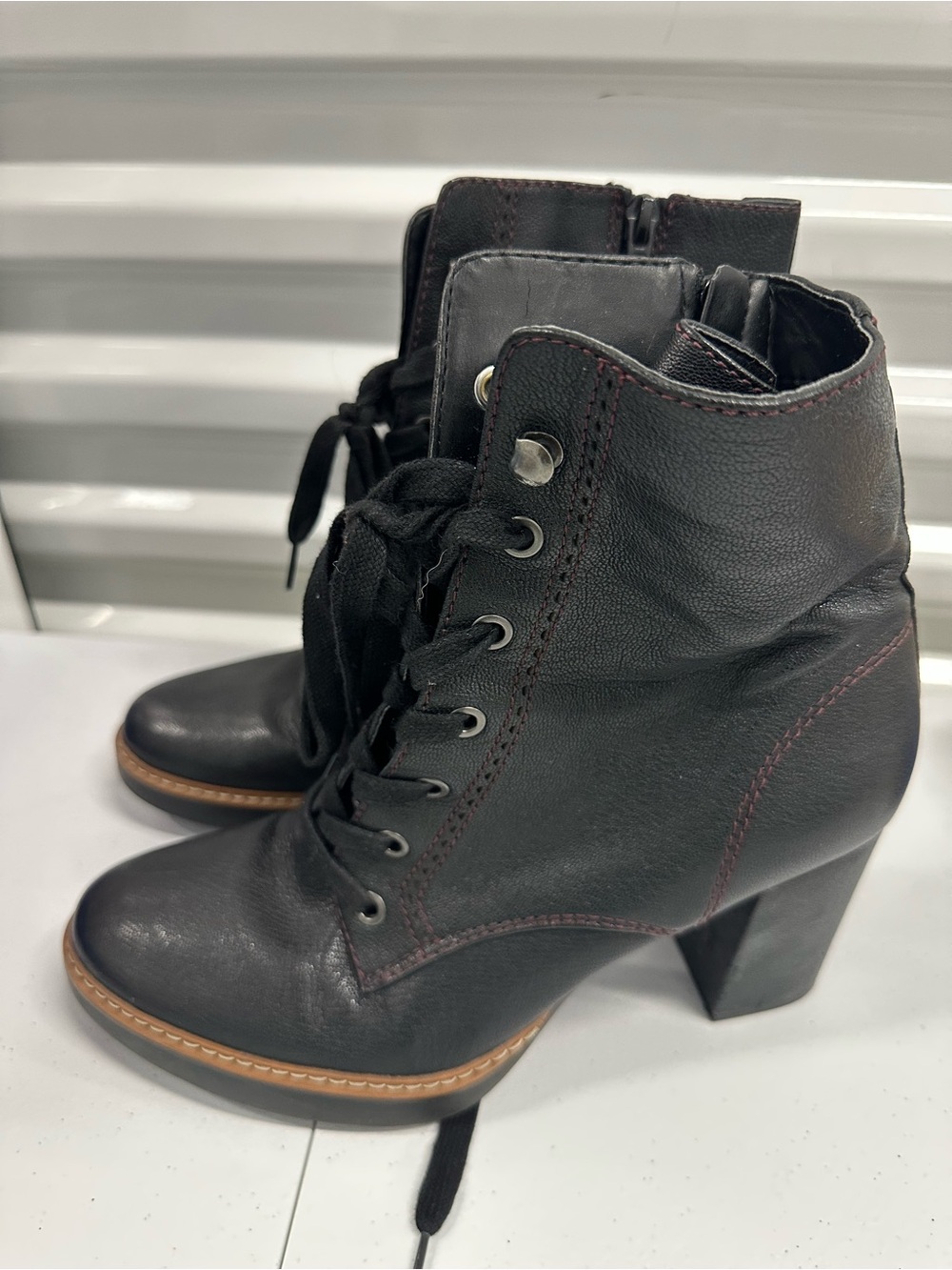Like New Naturalizer Black Lace-Up Leather Ankle Boots with Brown Welt - Size 8